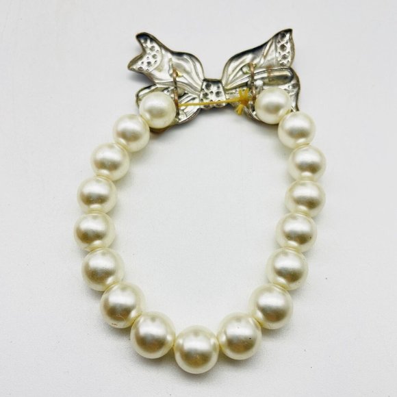 Faux Pearl Stretch Bracelet Silver Tone Bow Accent Classic Career Cosplay LARP - Picture 2 of 6